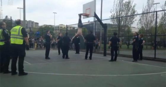 حلقة كرة السلة تعتقل رجلا بيده مطرقة وتتفنن في تلويعه بحضور الشرطة!! صورة رقم 2 حلقة كرة السلة تعتقل رجلا بيده مطرقة وتتفنن في تلويعه بحضور الشرطة!! صورة رقم 2