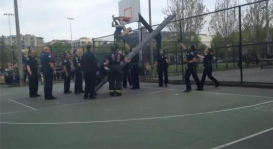 حلقة كرة السلة تعتقل رجلا بيده مطرقة وتتفنن في تلويعه بحضور الشرطة!! صورة رقم 3 حلقة كرة السلة تعتقل رجلا بيده مطرقة وتتفنن في تلويعه بحضور الشرطة!! صورة رقم 3