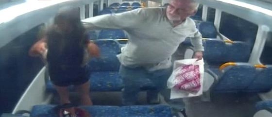 فيديو.. اغتصبها غير عابئ بانها مختلة عقليا متذرعا بعدم مصافحتها له!! صورة رقم 1 فيديو.. اغتصبها غير عابئ بانها مختلة عقليا متذرعا بعدم مصافحتها له!! صورة رقم 1