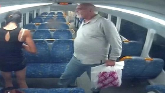 فيديو.. اغتصبها غير عابئ بانها مختلة عقليا متذرعا بعدم مصافحتها له!! صورة رقم 2 فيديو.. اغتصبها غير عابئ بانها مختلة عقليا متذرعا بعدم مصافحتها له!! صورة رقم 2