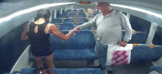 فيديو.. اغتصبها غير عابئ بانها مختلة عقليا متذرعا بعدم مصافحتها له!! صورة رقم 3 فيديو.. اغتصبها غير عابئ بانها مختلة عقليا متذرعا بعدم مصافحتها له!! صورة رقم 3