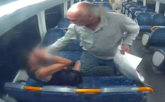 فيديو.. اغتصبها غير عابئ بانها مختلة عقليا متذرعا بعدم مصافحتها له!! صورة رقم 4 فيديو.. اغتصبها غير عابئ بانها مختلة عقليا متذرعا بعدم مصافحتها له!! صورة رقم 4