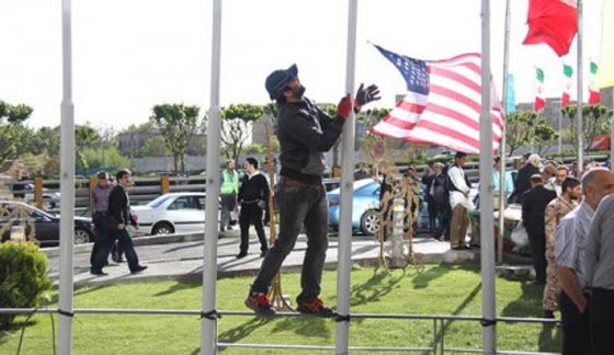 الشيطان الاكبر يرفع علمه في سماء العاصمة الايرانية طهران الابية صورة رقم 5 الشيطان الاكبر يرفع علمه في سماء العاصمة الايرانية طهران الابية صورة رقم 5