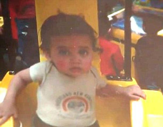 شاهد بالتفصيل لحظة سقوط شجرة على اطفال في ساحة عامة صورة رقم 2 شاهد بالتفصيل لحظة سقوط شجرة على اطفال في ساحة عامة صورة رقم 2