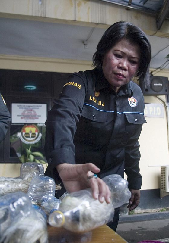 اقسى واغرب طريقة لتهريب الطيور في زجاجات بلاستيكية.. شاهد الصور صورة رقم 6