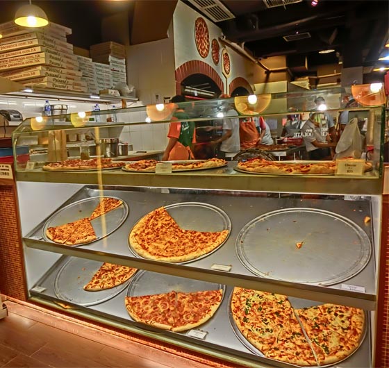 مطعم بيتزا يضرب مثلا في الشهامة وينقذ اما وابناءها من سكاكين الموت صورة رقم 1