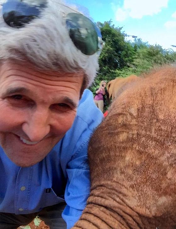 صورة سيلفي مثيرة لجون كيري مع فيل صغير.. شاهدها صورة رقم 2 صورة سيلفي مثيرة لجون كيري مع فيل صغير.. شاهدها صورة رقم 2