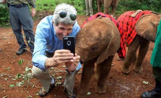 صورة سيلفي مثيرة لجون كيري مع فيل صغير.. شاهدها صورة رقم 3 صورة سيلفي مثيرة لجون كيري مع فيل صغير.. شاهدها صورة رقم 3