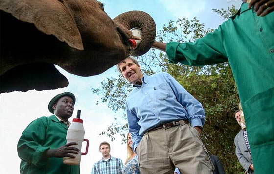 صورة سيلفي مثيرة لجون كيري مع فيل صغير.. شاهدها صورة رقم 4 صورة سيلفي مثيرة لجون كيري مع فيل صغير.. شاهدها صورة رقم 4