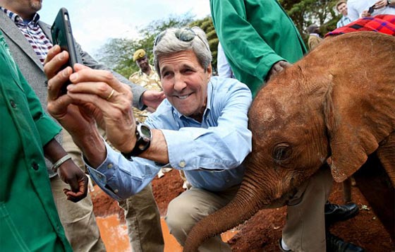 صورة سيلفي مثيرة لجون كيري مع فيل صغير.. شاهدها صورة رقم 1 صورة سيلفي مثيرة لجون كيري مع فيل صغير.. شاهدها صورة رقم 1