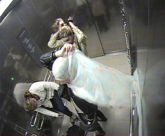 لقطات صادمة لنشالات يغيرن ملابسهن في المصعد للتمويه على الشرطة!! صورة رقم 2 لقطات صادمة لنشالات يغيرن ملابسهن في المصعد للتمويه على الشرطة!! صورة رقم 2