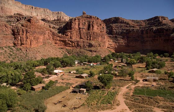 صور وفيديو: حياة بدائية لقرية الهنود الحُمر السرية  المعزولة في امريكا  صورة رقم 7