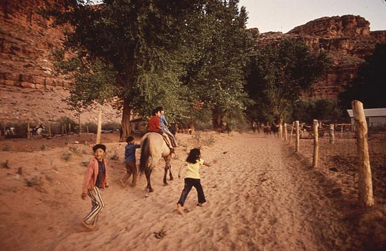 صور وفيديو: حياة بدائية لقرية الهنود الحُمر السرية  المعزولة في امريكا  صورة رقم 8