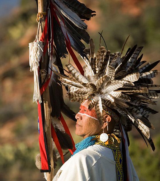 صور وفيديو: حياة بدائية لقرية الهنود الحُمر السرية  المعزولة في امريكا  صورة رقم 1