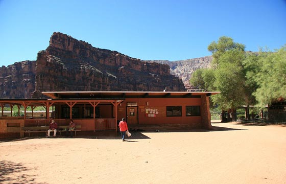 صور وفيديو: حياة بدائية لقرية الهنود الحُمر السرية  المعزولة في امريكا  صورة رقم 17