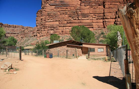 صور وفيديو: حياة بدائية لقرية الهنود الحُمر السرية  المعزولة في امريكا  صورة رقم 18