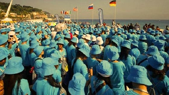 ملياردير يمنح موظفيه البالغ عددهم 6400 رحلة الى باريس  صورة رقم 1