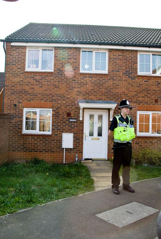 بالصور.. رجل بريطاني تجرد من ابوّته وضرب طفلته حتى الموت صورة رقم 4