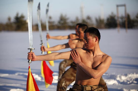 تدريبات قاسية ينفذها الجيش الصيني على الثلوج وبلا ثياب.. شاهد بالصور صورة رقم 1