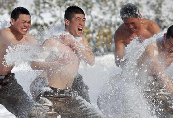 تدريبات قاسية ينفذها الجيش الصيني على الثلوج وبلا ثياب.. شاهد بالصور صورة رقم 6