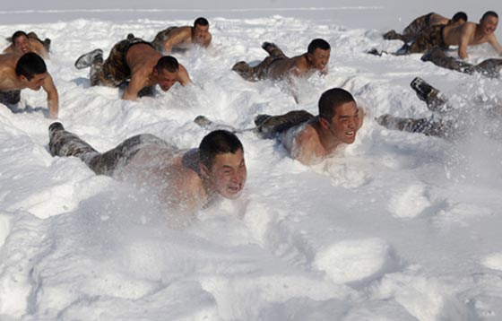تدريبات قاسية ينفذها الجيش الصيني على الثلوج وبلا ثياب.. شاهد بالصور صورة رقم 5
