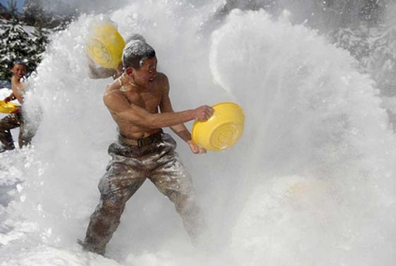 تدريبات قاسية ينفذها الجيش الصيني على الثلوج وبلا ثياب.. شاهد بالصور صورة رقم 3