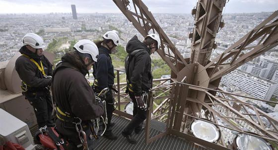 من اخطر المهن: تبديل وتنظيف 10 آلاف مصباح في برج إيفل   صورة رقم 4