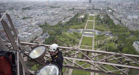 من اخطر المهن: تبديل وتنظيف 10 آلاف مصباح في برج إيفل   صورة رقم 6
