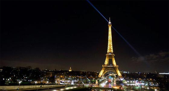 من اخطر المهن: تبديل وتنظيف 10 آلاف مصباح في برج إيفل   صورة رقم 7