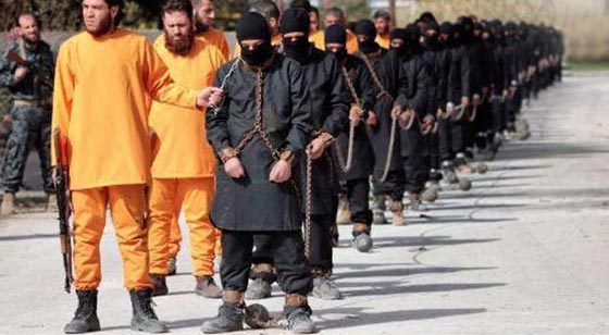 انقلبت الآية.. مسلحون بزي الرهائن البرتقالي يعدمون عناصر داعش صورة رقم 1 انقلبت الآية.. مسلحون بزي الرهائن البرتقالي يعدمون عناصر داعش صورة رقم 1