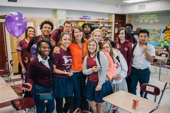 فيديو وصور: طلاب ثانوية يساعدون استاذهم للتقدم لطلب يد زميلته المدرسّة صورة رقم 2