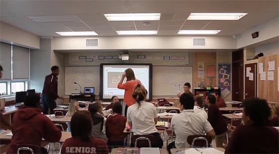 فيديو وصور: طلاب ثانوية يساعدون استاذهم للتقدم لطلب يد زميلته المدرسّة صورة رقم 3