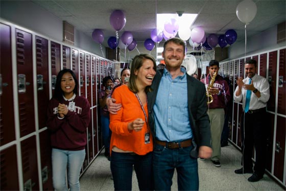 فيديو وصور: طلاب ثانوية يساعدون استاذهم للتقدم لطلب يد زميلته المدرسّة صورة رقم 4