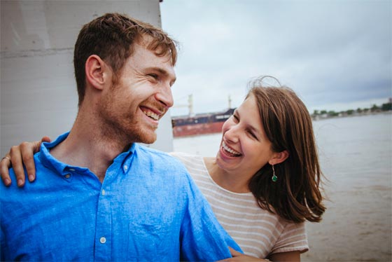 فيديو وصور: طلاب ثانوية يساعدون استاذهم للتقدم لطلب يد زميلته المدرسّة صورة رقم 1