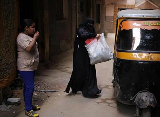  مصرية تقود توك توك عمومي لاعالة والدتها الكفيفة واولادها صورة رقم 1