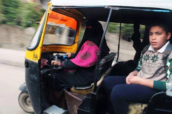  مصرية تقود توك توك عمومي لاعالة والدتها الكفيفة واولادها صورة رقم 2