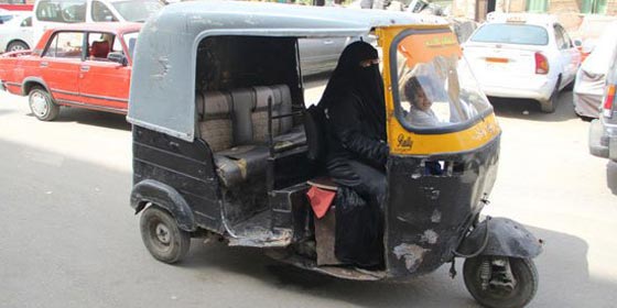  مصرية تقود توك توك عمومي لاعالة والدتها الكفيفة واولادها صورة رقم 3