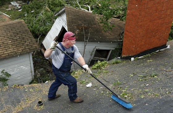 قتلى وجرحى في تكساس وأركنسو من جراء الأعاصير المدمرة صورة رقم 1