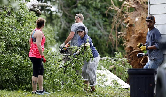 قتلى وجرحى في تكساس وأركنسو من جراء الأعاصير المدمرة صورة رقم 3
