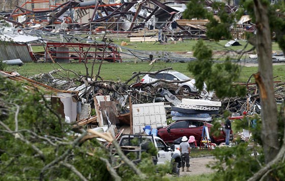 قتلى وجرحى في تكساس وأركنسو من جراء الأعاصير المدمرة صورة رقم 4