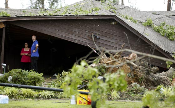 قتلى وجرحى في تكساس وأركنسو من جراء الأعاصير المدمرة صورة رقم 5