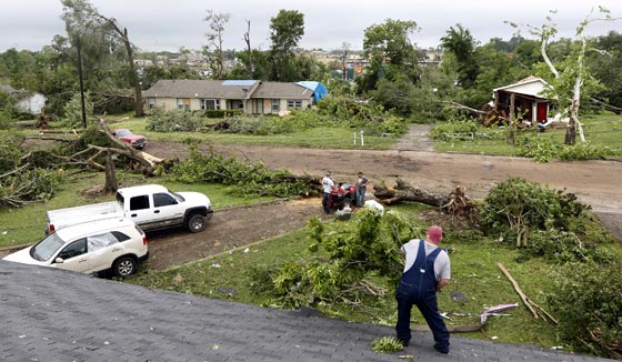 قتلى وجرحى في تكساس وأركنسو من جراء الأعاصير المدمرة صورة رقم 6