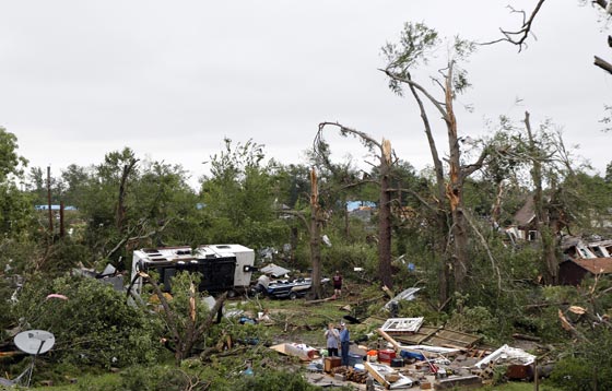 قتلى وجرحى في تكساس وأركنسو من جراء الأعاصير المدمرة صورة رقم 7