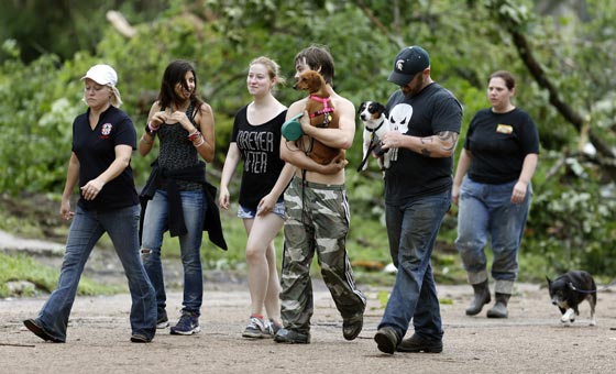 قتلى وجرحى في تكساس وأركنسو من جراء الأعاصير المدمرة صورة رقم 8