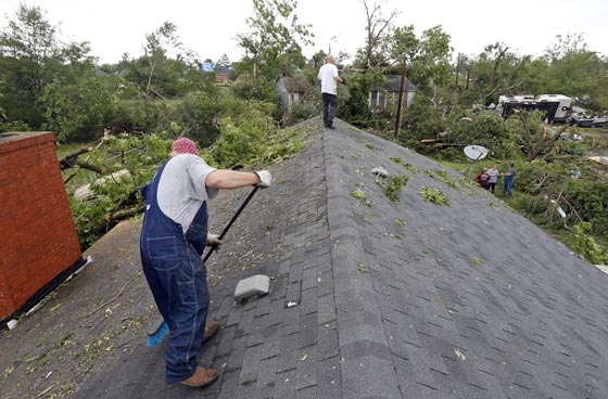 قتلى وجرحى في تكساس وأركنسو من جراء الأعاصير المدمرة صورة رقم 9