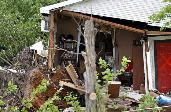 قتلى وجرحى في تكساس وأركنسو من جراء الأعاصير المدمرة صورة رقم 11