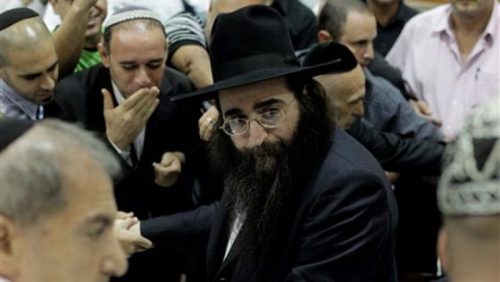 الرشوة تدخل احد اشهر الحاخامات في اسرائيل.. الى السجن صورة رقم 1