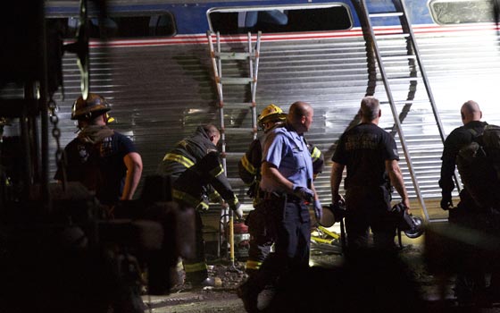  فيلادلفيا: 55 قتيلا وجريحا في حادث انحراف قطار عن مساره صورة رقم 4