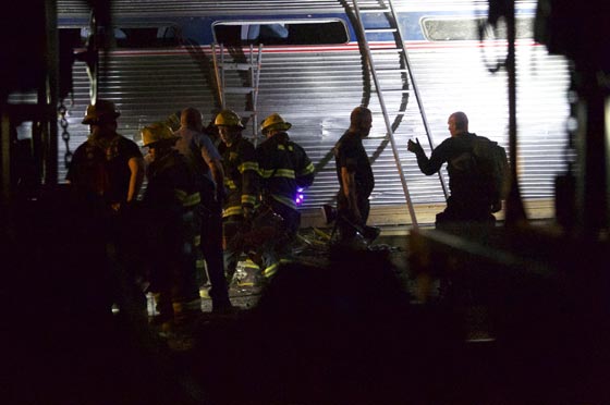  فيلادلفيا: 55 قتيلا وجريحا في حادث انحراف قطار عن مساره صورة رقم 7