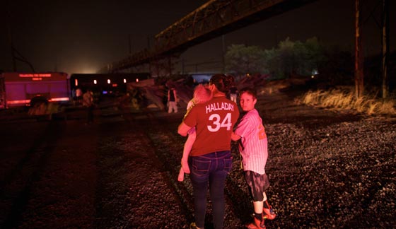  فيلادلفيا: 55 قتيلا وجريحا في حادث انحراف قطار عن مساره صورة رقم 12